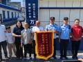 陽(yáng)光下的守護(hù)｜錦旗映初心！隨州公安民警助失散18年家庭團(tuán)圓