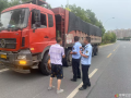 路警聯(lián)動嚴(yán)查超限，G107線違法車輛落網(wǎng)